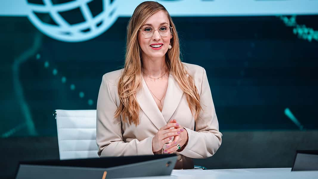 Sjokz on LEC desk