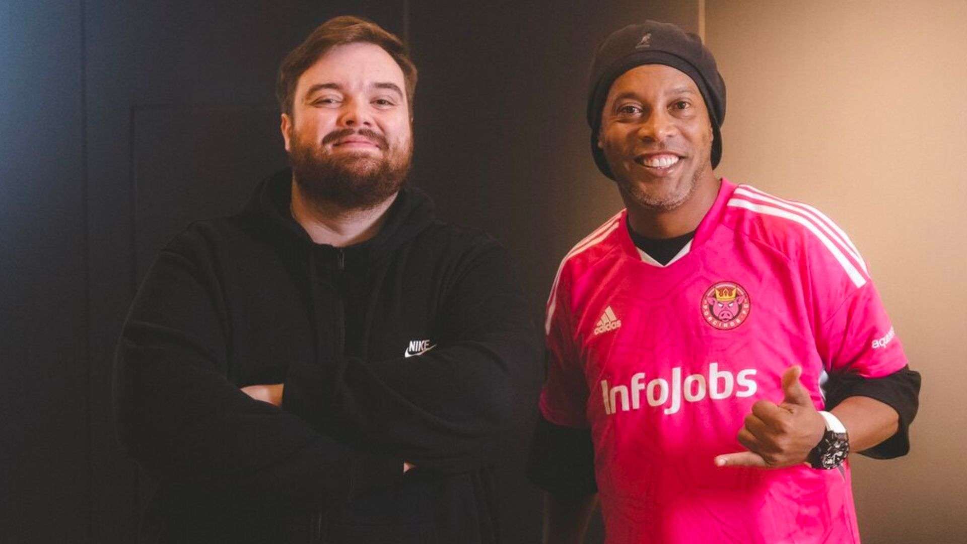 Ibai and Ronaldinho in Porcinos FC jersey