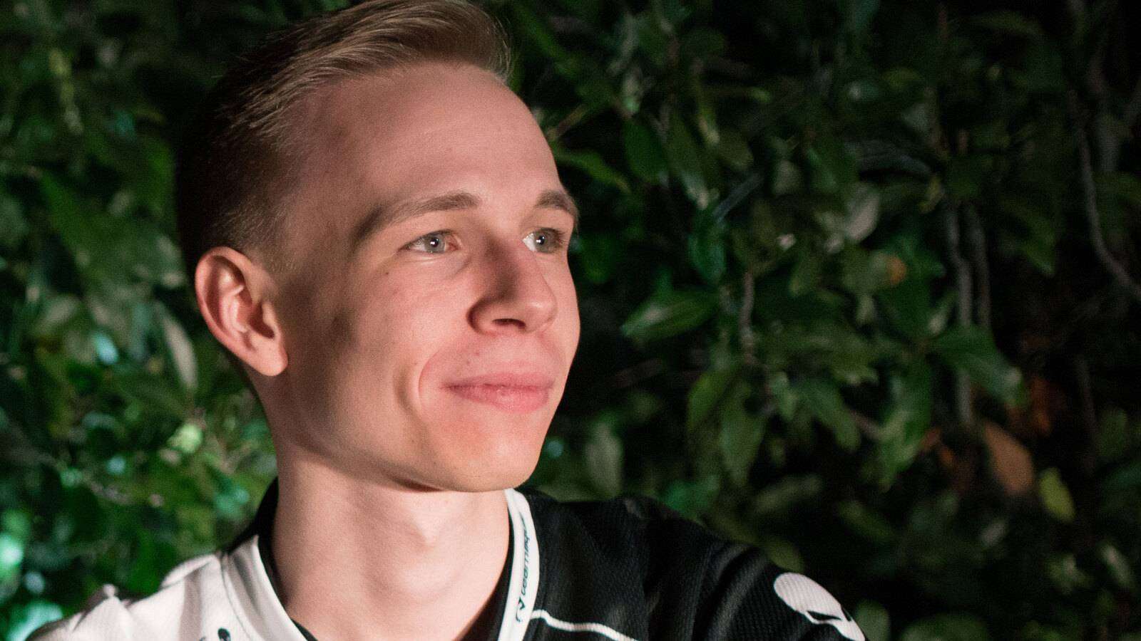 EliGE in a Team Liquid jersey