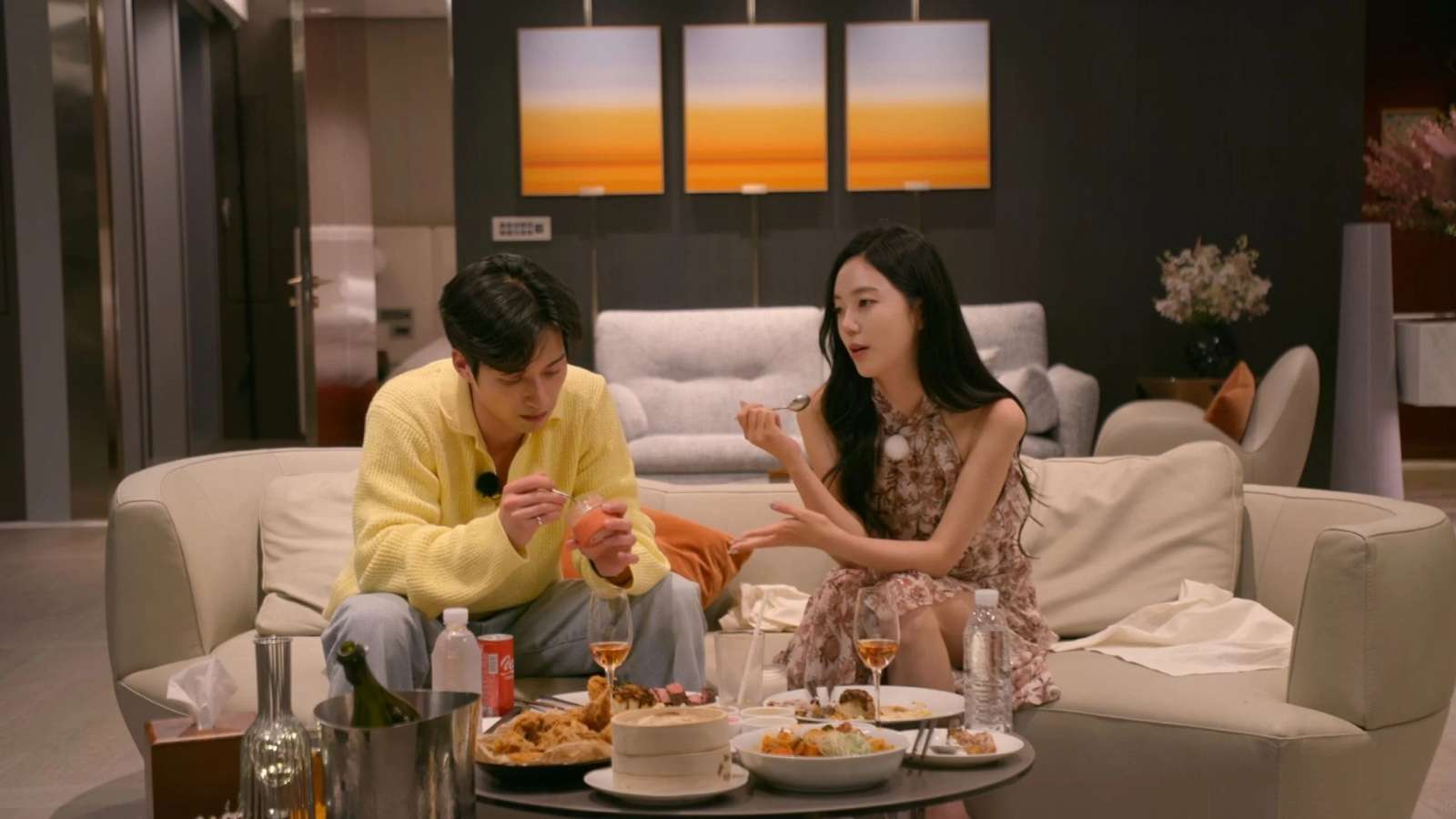 Ha-bin and Ha-jeong in Single's Inferno Season 3 in Paradise.