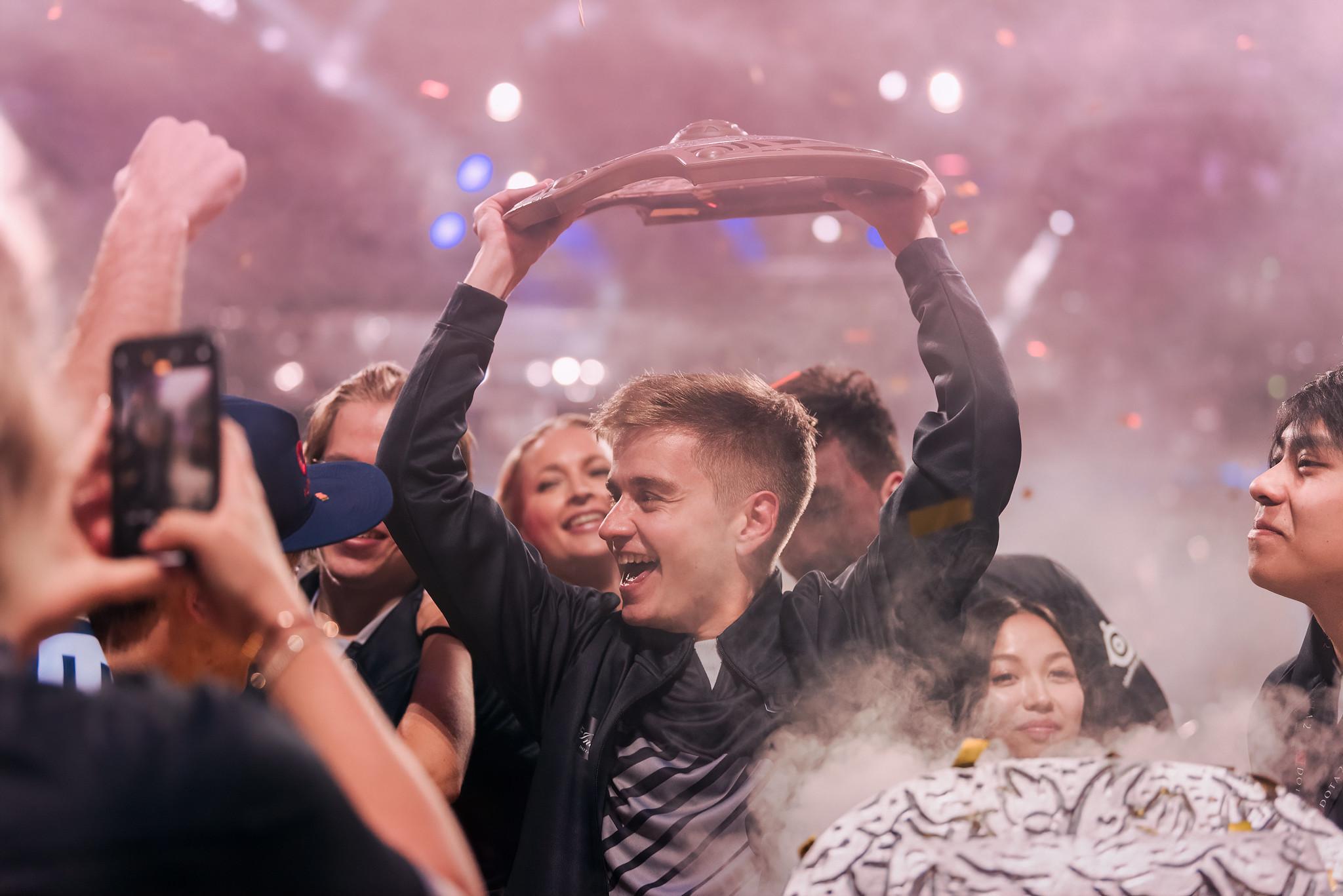 OG N0tail lifting Dota 2 TI9 trophy