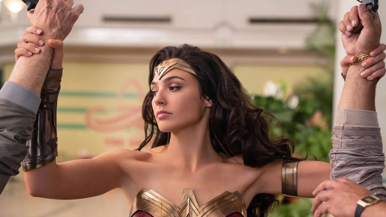 Gal Gadot Fucking Video - How The Flash betrays Gal Gadot's Wonder Woman - Dexerto