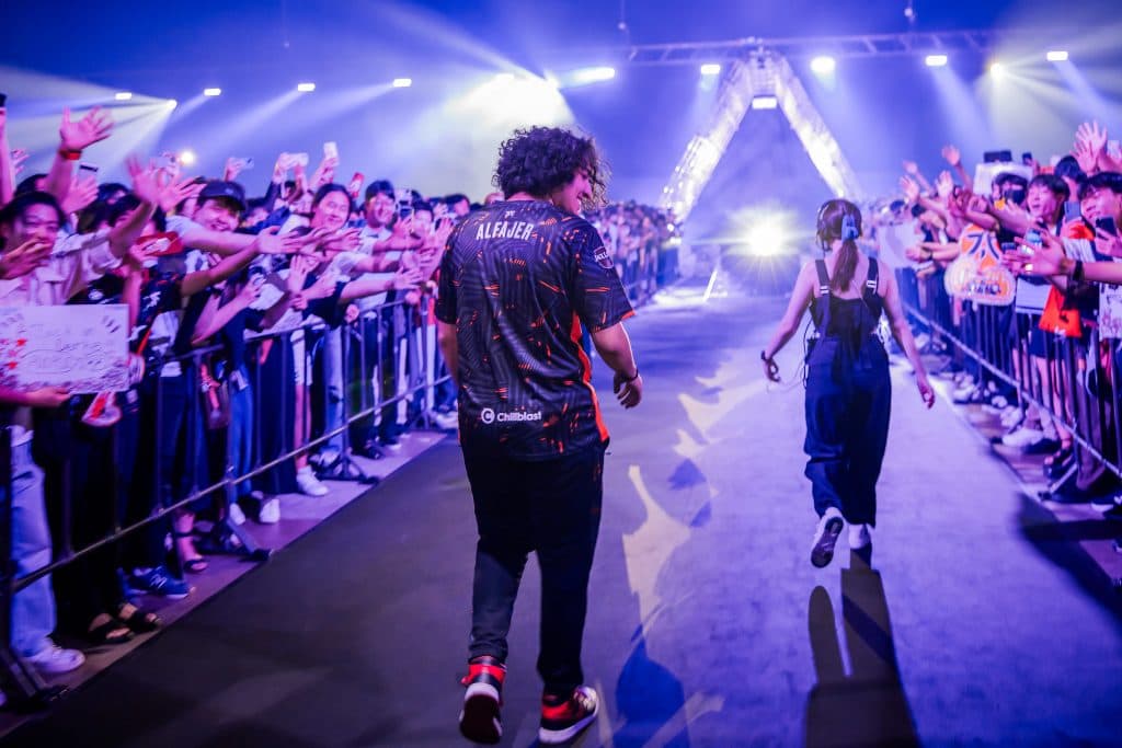 Fnatic Alfajer walking to the stage