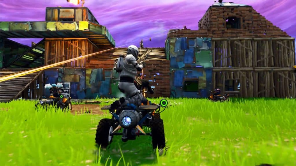 une image d'un joueur tirant depuis un Quadcrasher dans Fortnite