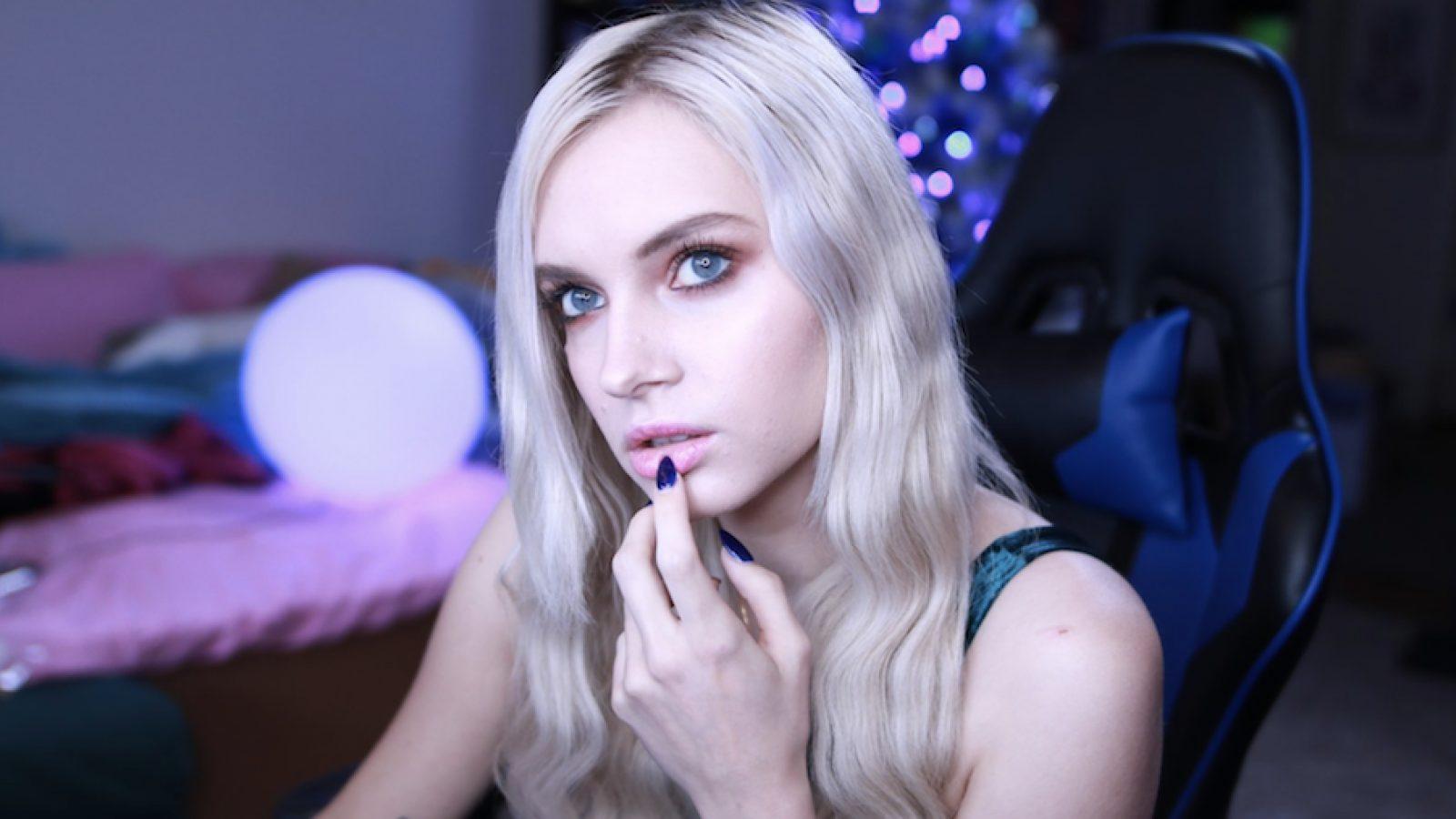 Streamer novaruu. Стрим девушки. Блондинка стример.