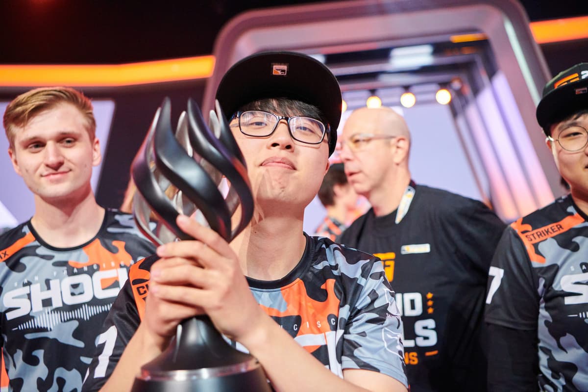 Shock player holding OWL 2019 trophy