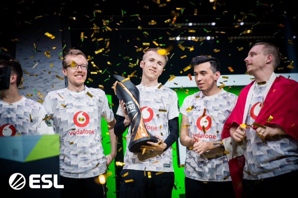 Ropz holding ESL Pro League Season 10 trophy.