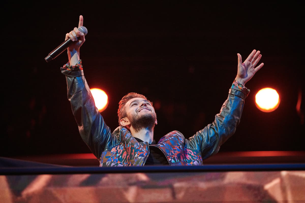 Zedd looks skyward during a set at the Overwatch League finals