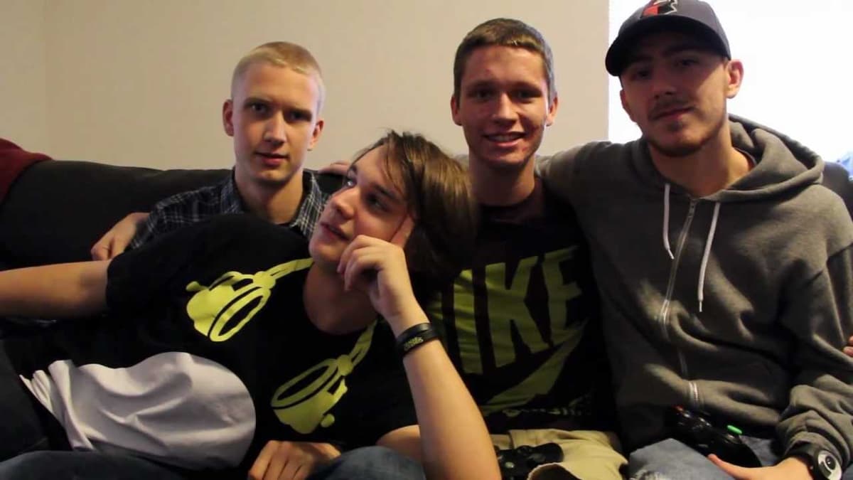 Jericho, MuzzaFuzza, GoldGlove, and Tmartn at Gamer Shore house