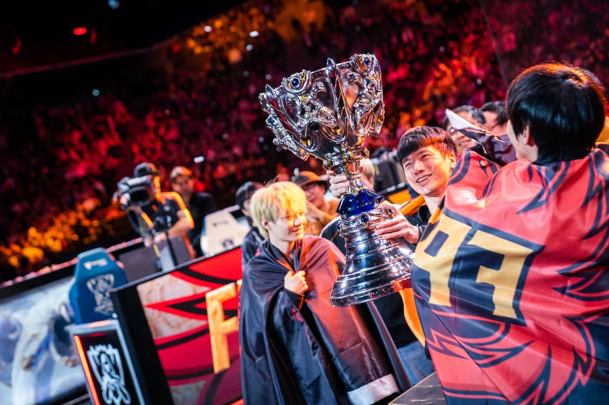 FPX lifting Summoner's Cup at Worlds 2020