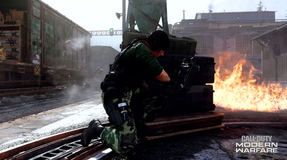 Player defusing bomb in Modern Warfare.