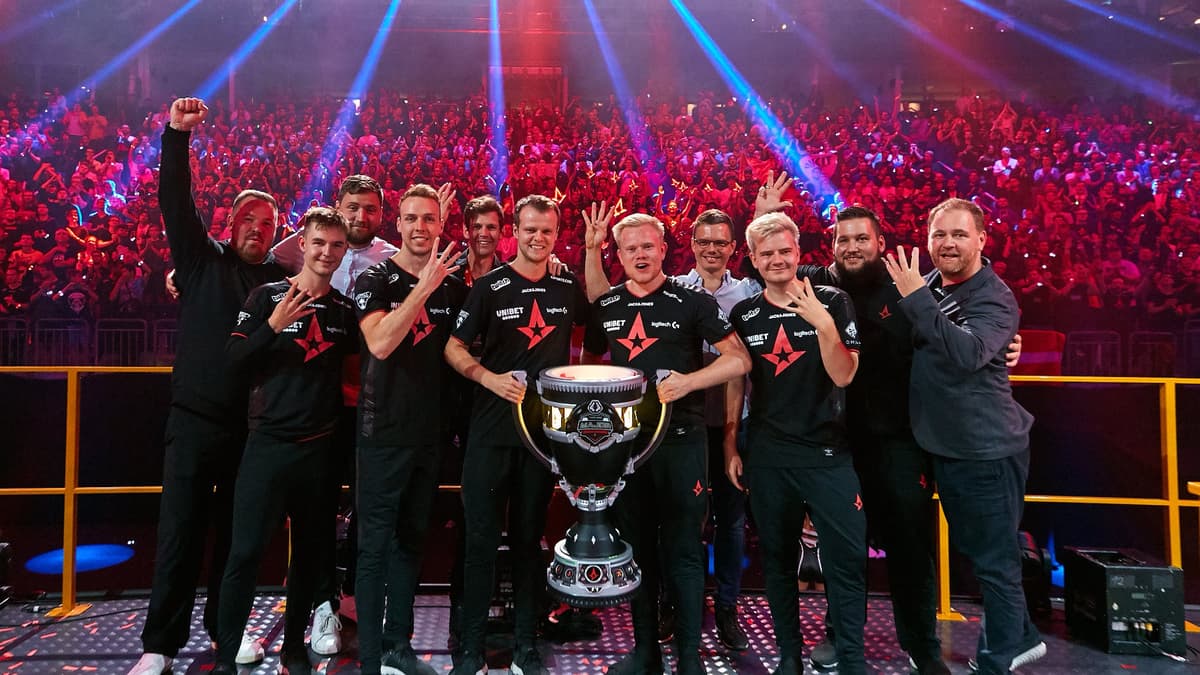 Astralis lifting trophy at Berlin 2019 Major