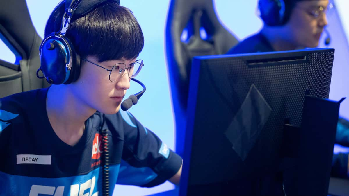 Decay focuses on his PC during a Dallas Fuel game