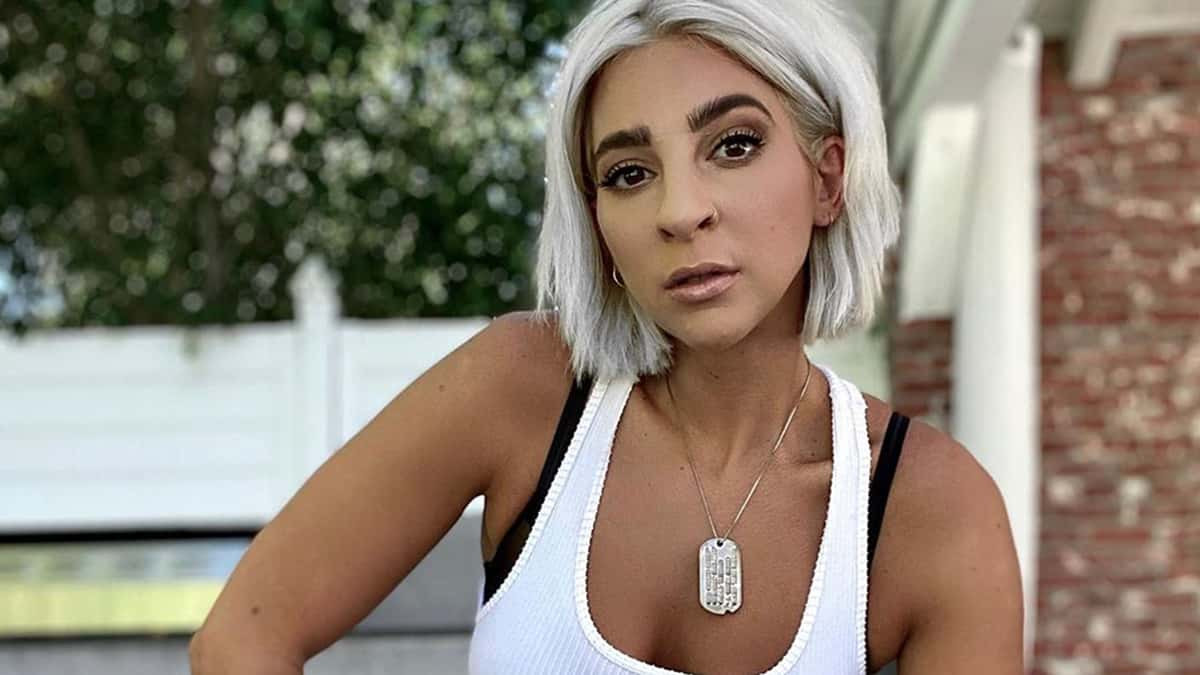 Gabbie Hanna poses in an Instagram picture