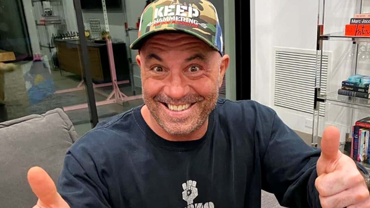 Joe Rogan gives thumbs up