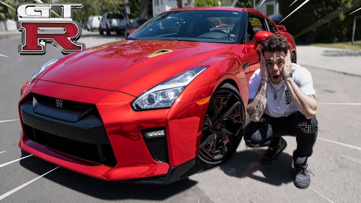 FaZe adapt next to his new custom GTR