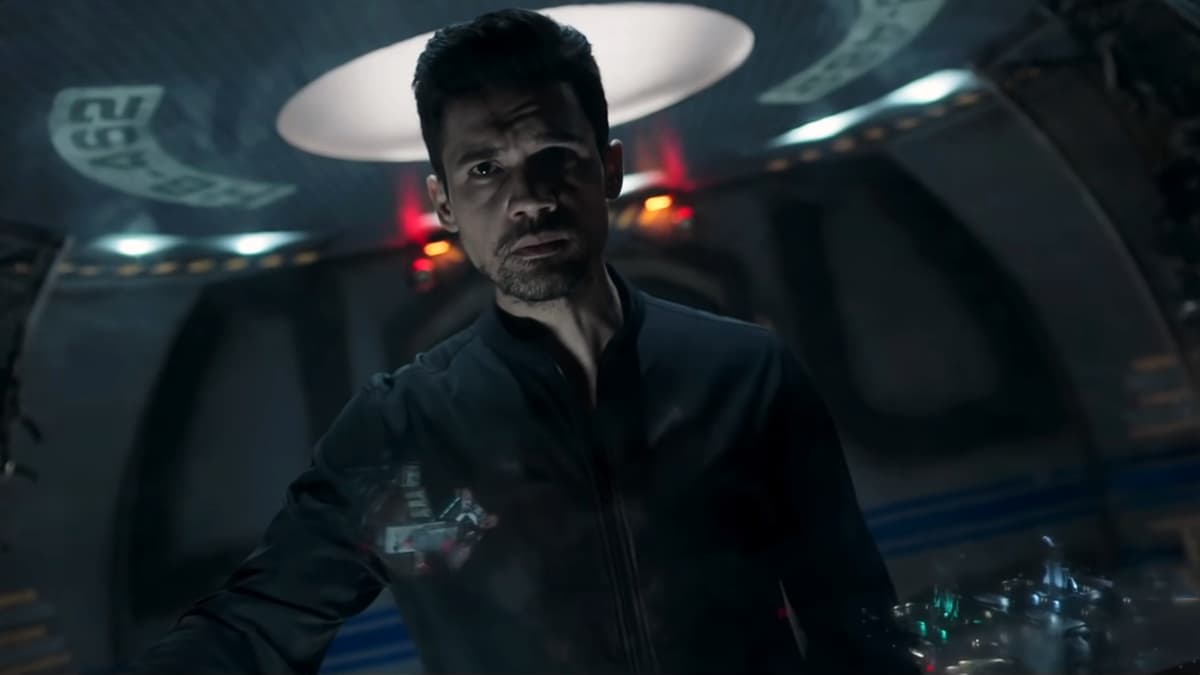 Holden stares out at The Expanse Season 6 renewal.