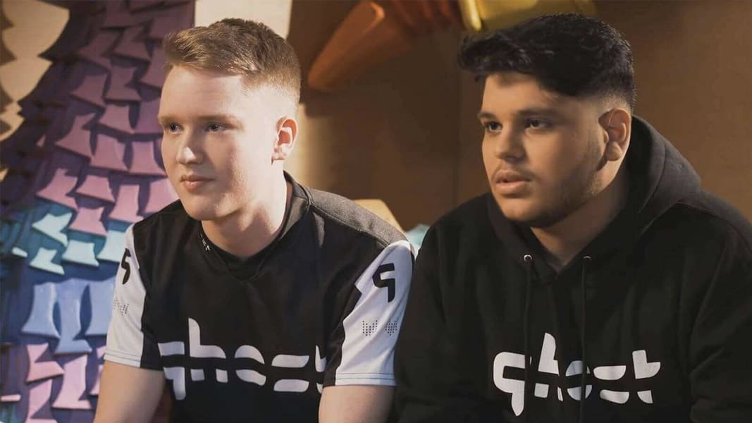 Issa and Kamo in Ghost Gaming jerseys