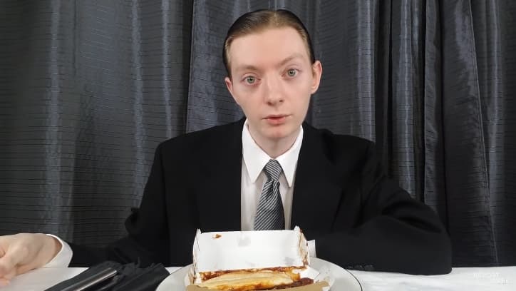 Reviewbruh scores the McRib.