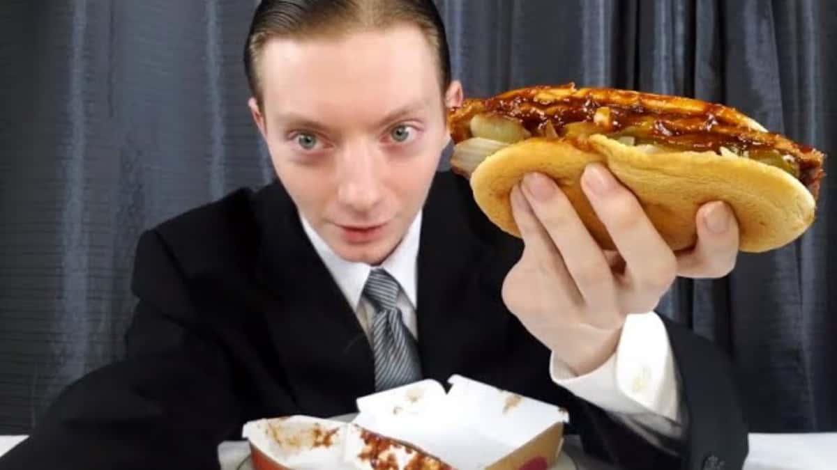 Reviewbruh reviews McRib from McDonald's.