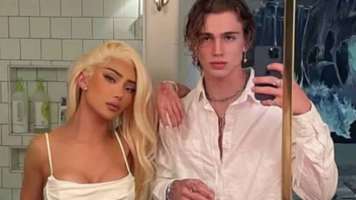 Nikita Dragun and Vinnie Hacker pose in a mirror