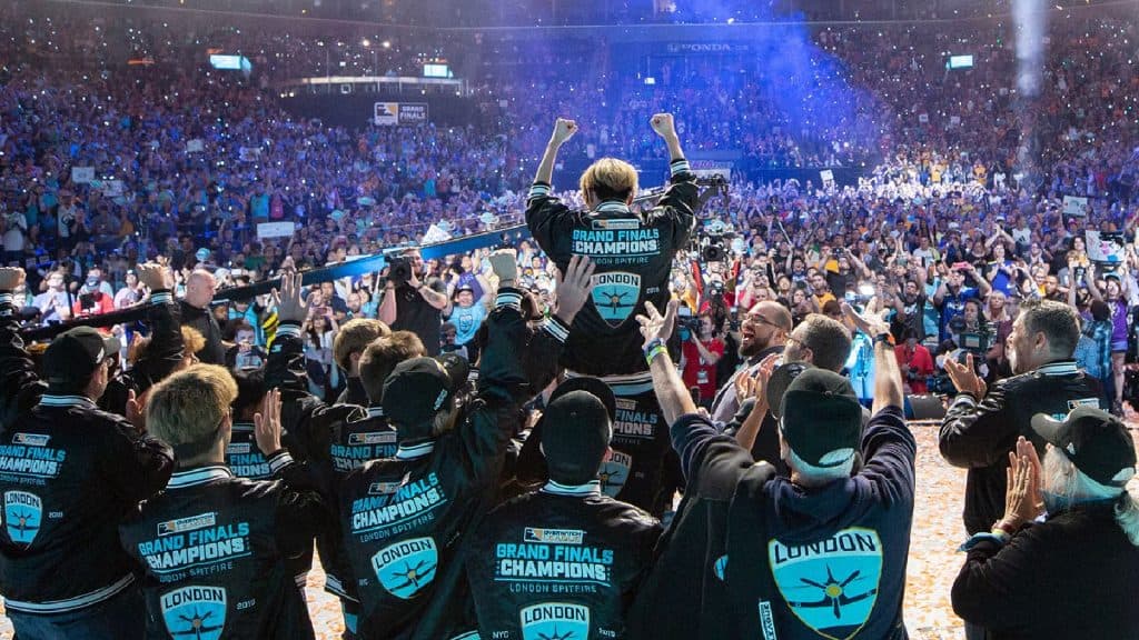 London Spitfire lifts the 2018 Championship