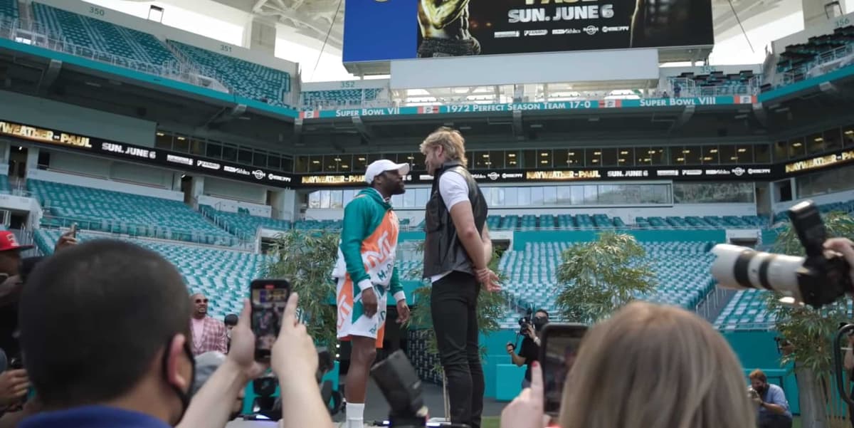 Logan Paul vs Floyd Mayweather staredown