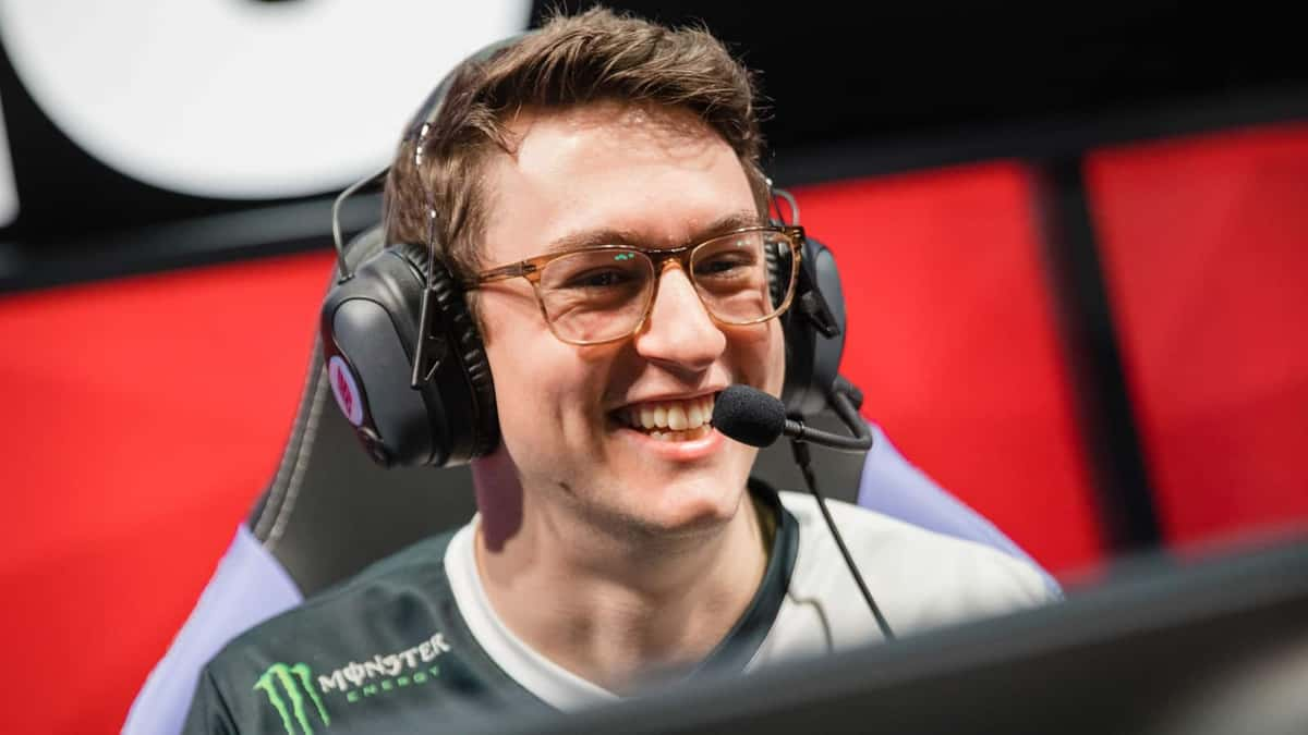 Svenskeren smiling at LCS studio while playing for Evil Geniuses.