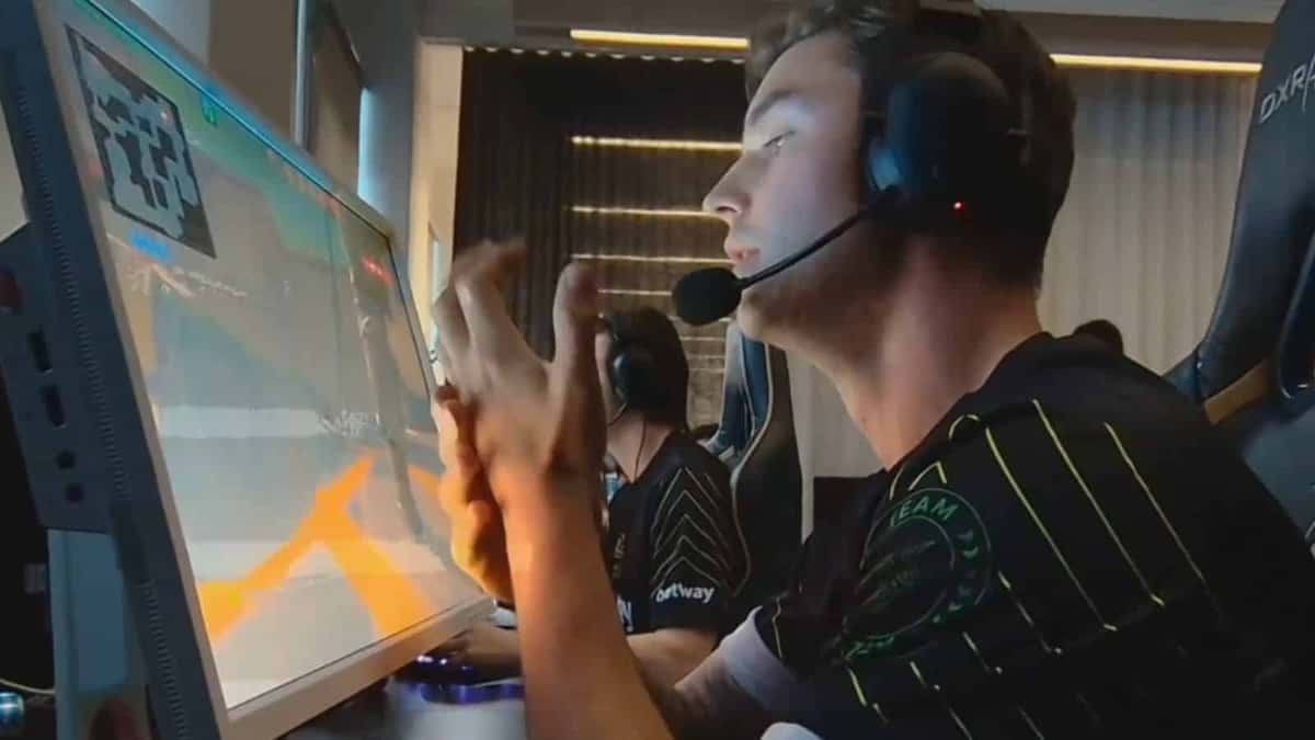 dev1ce breaks a monitor at ESL