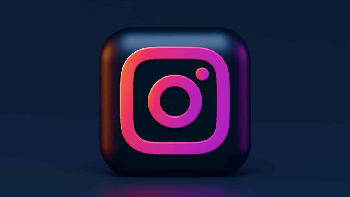 Instagram logo in dark mode