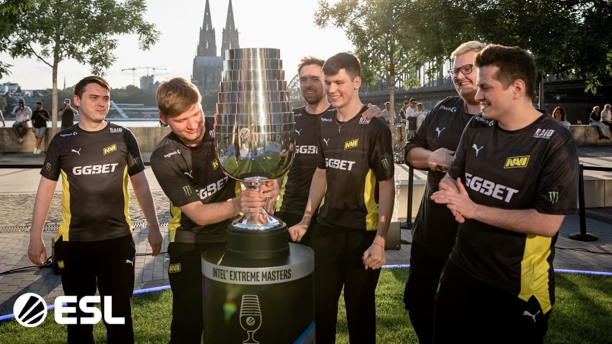 NAVI lifting the IEM Cologne trophy