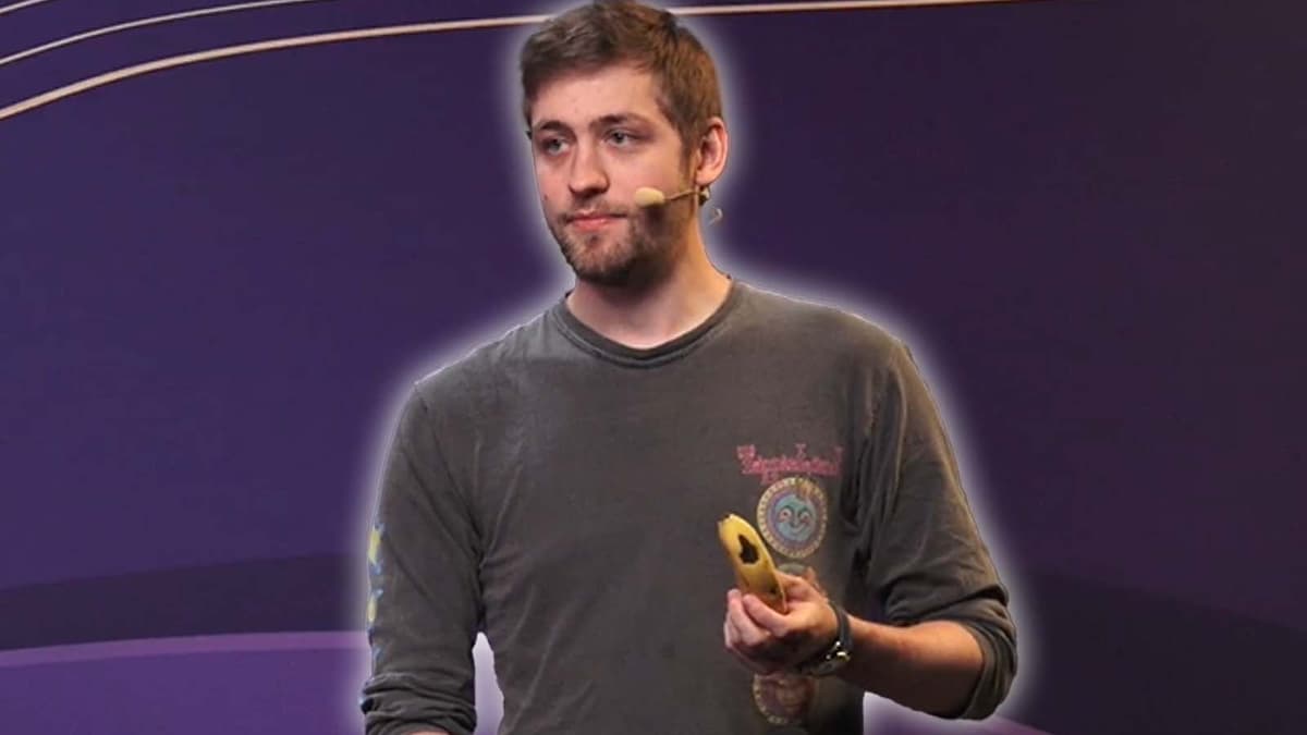 sodapoppin holding a banana