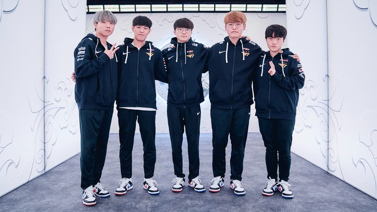 T1 group shot at Worlds 2021