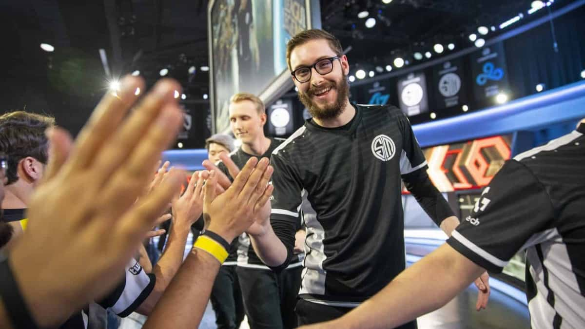 league of legends bjergsen on TSM hi fiving fans