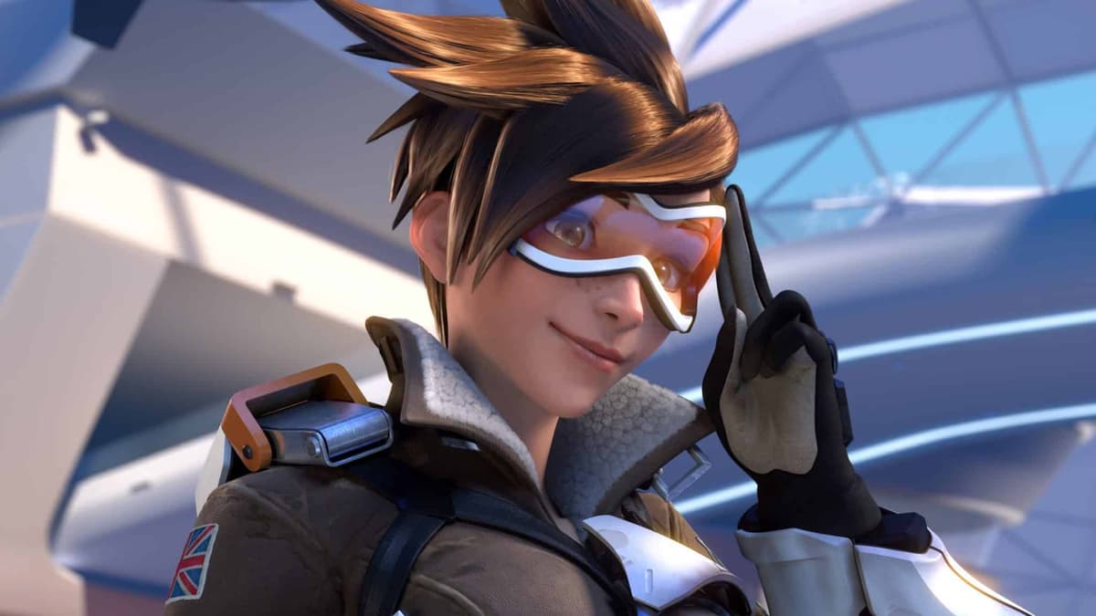 overwatch tracer salutes camera in cutscene