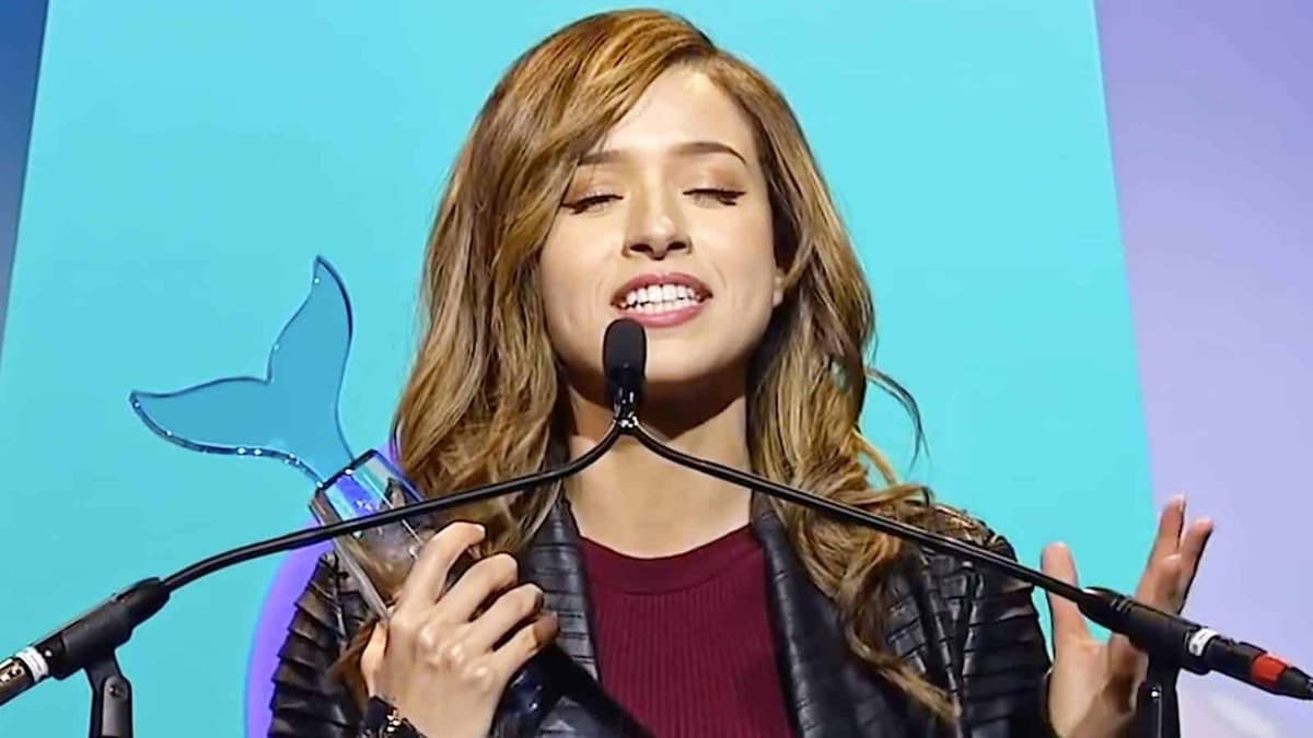 Pokimane doing speech after winning Streamy Awards in 2017