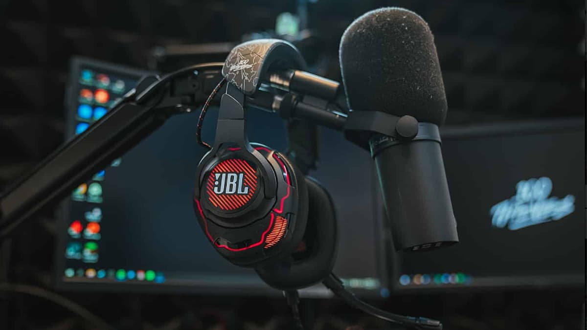 JBL 100 Thieves headset 1