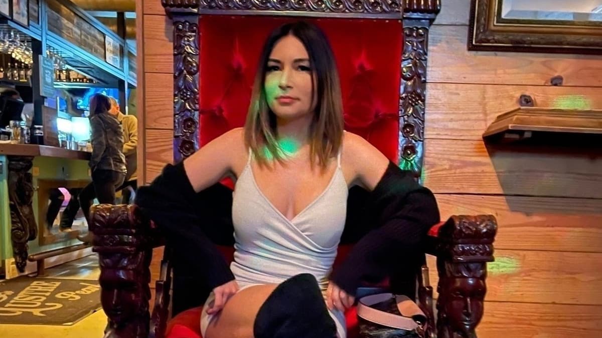 Alinity sitting in thrown