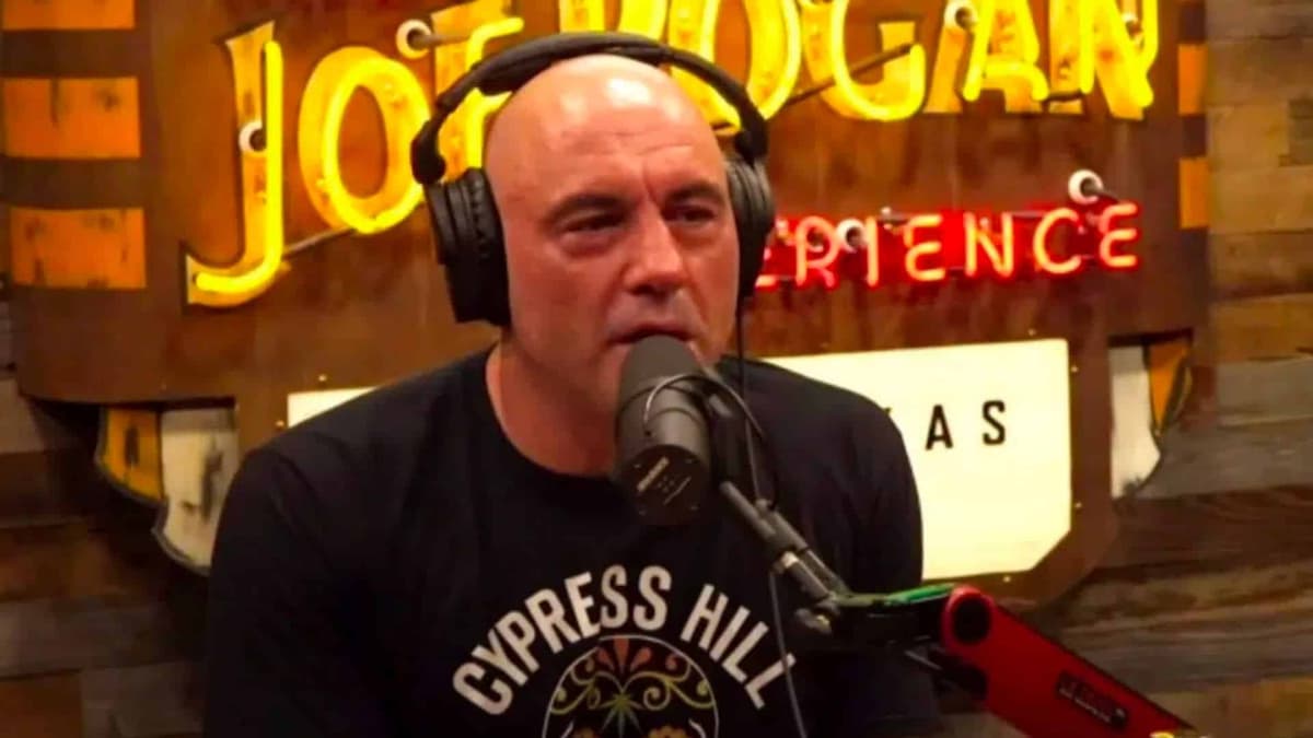 Joe Rogan talking into mic during JRE podcast