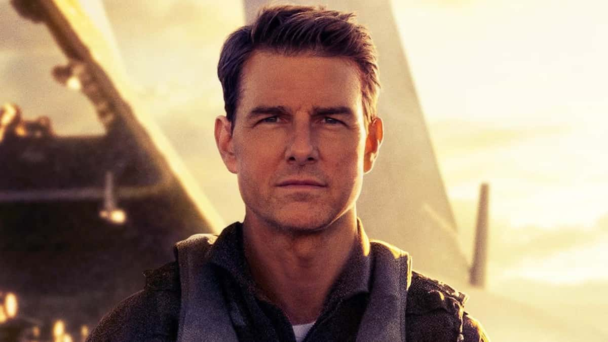 Tom-Cruise-beside-jet-in-Top-Gun-Maverick