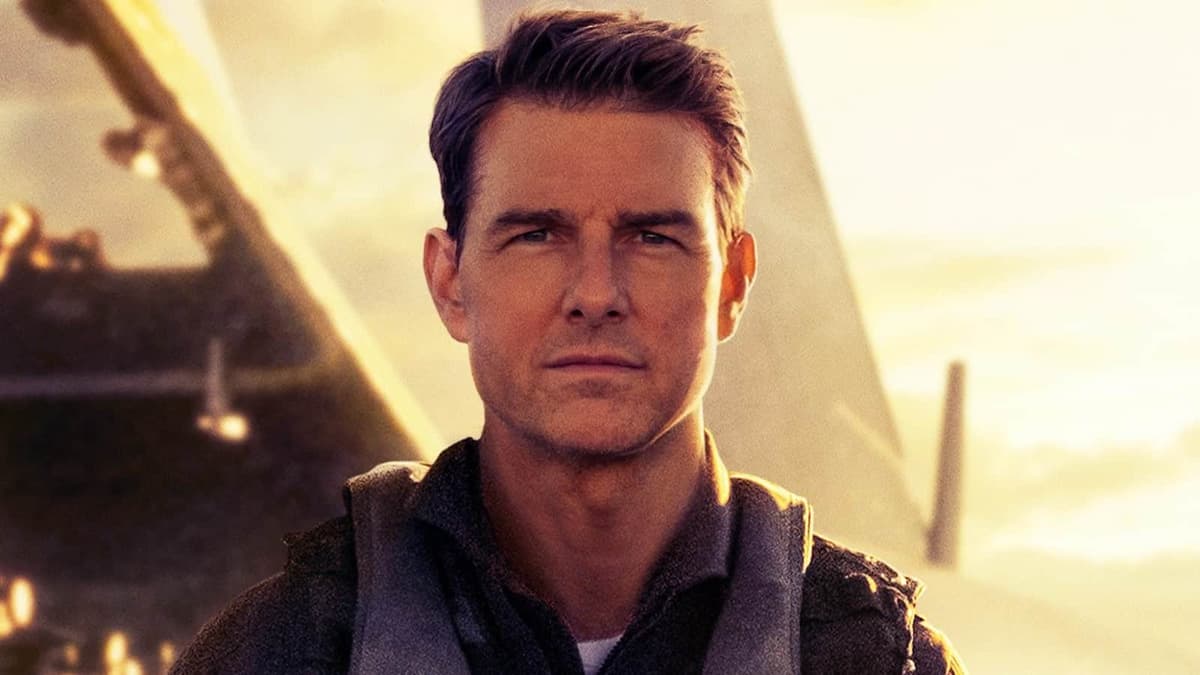 Tom-Cruise-beside-jet-in-Top-Gun-Maverick