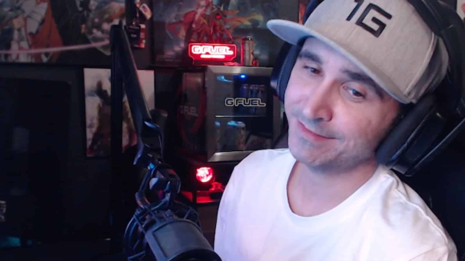 Summit1g em lágrimas durante a transmissão enquanto os fãs comemoram seus mais de 10 anos no Twitch