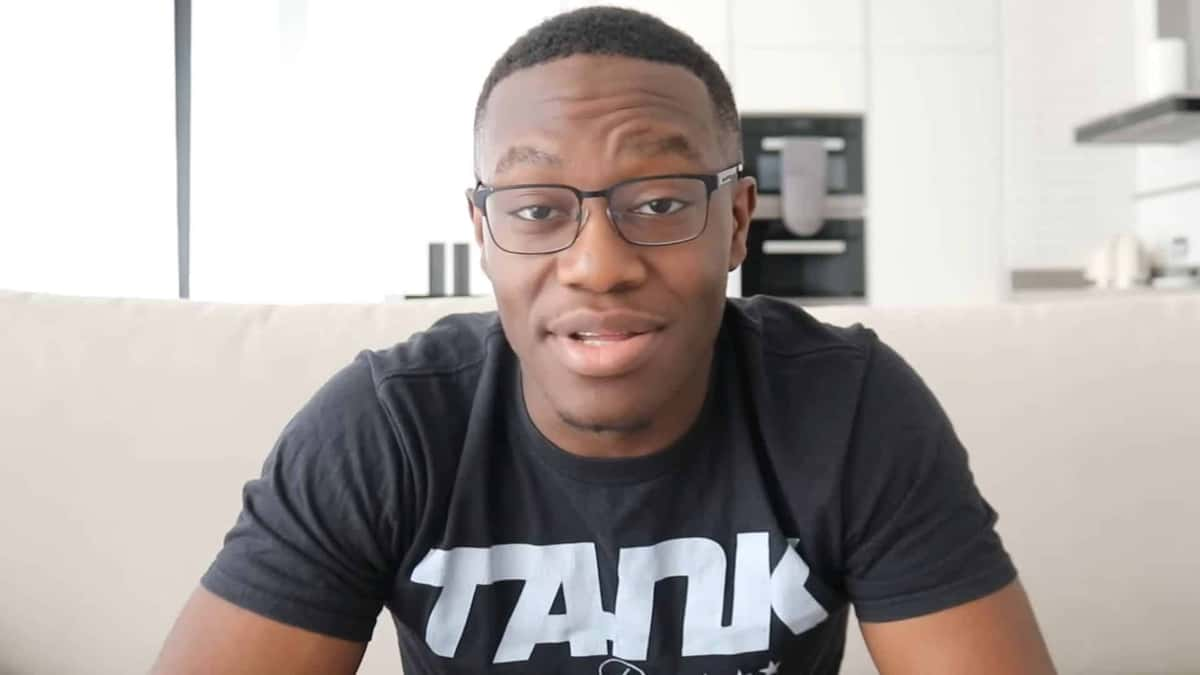 Deji talking to camera in TANK t-shirt