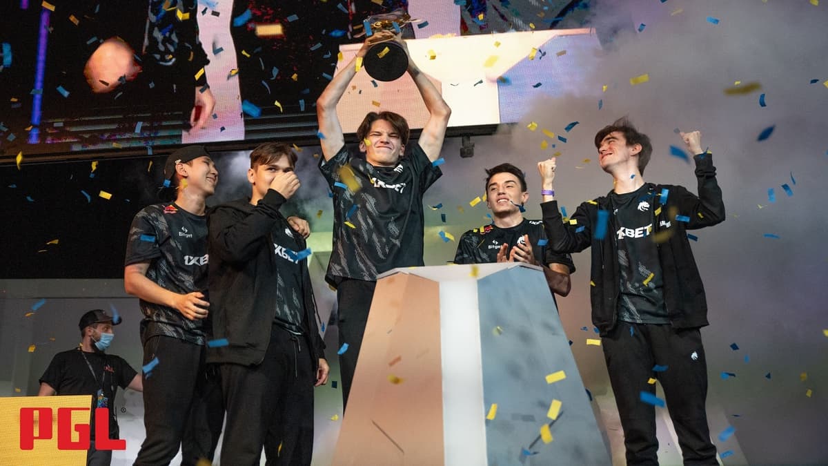 Image of team spirit lifting the PGL Dota 2 Arlington Major 2022 trophy