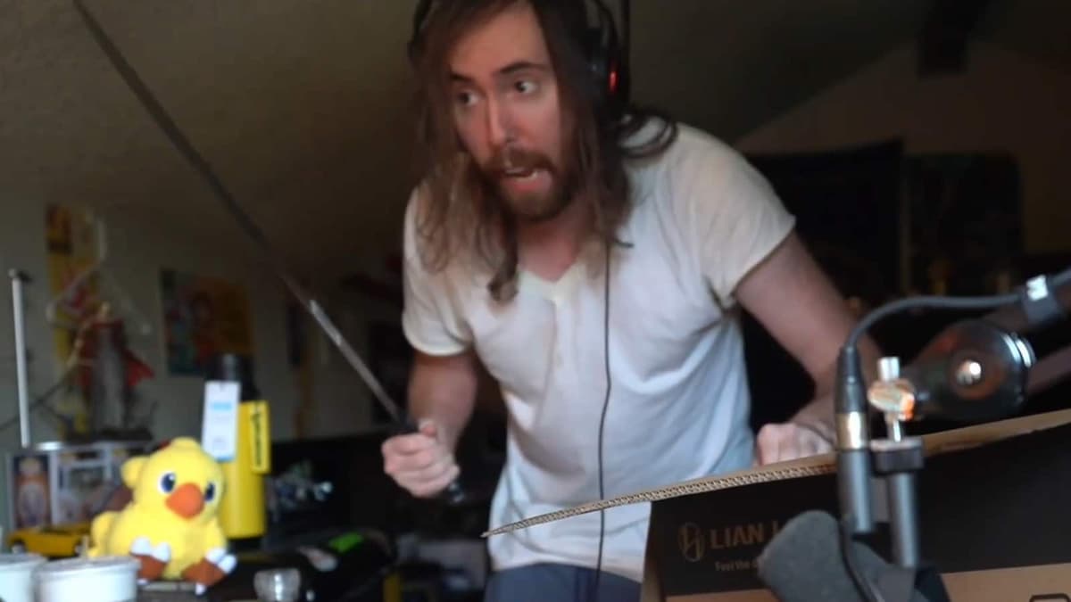 Asmongold opening new PC with machete