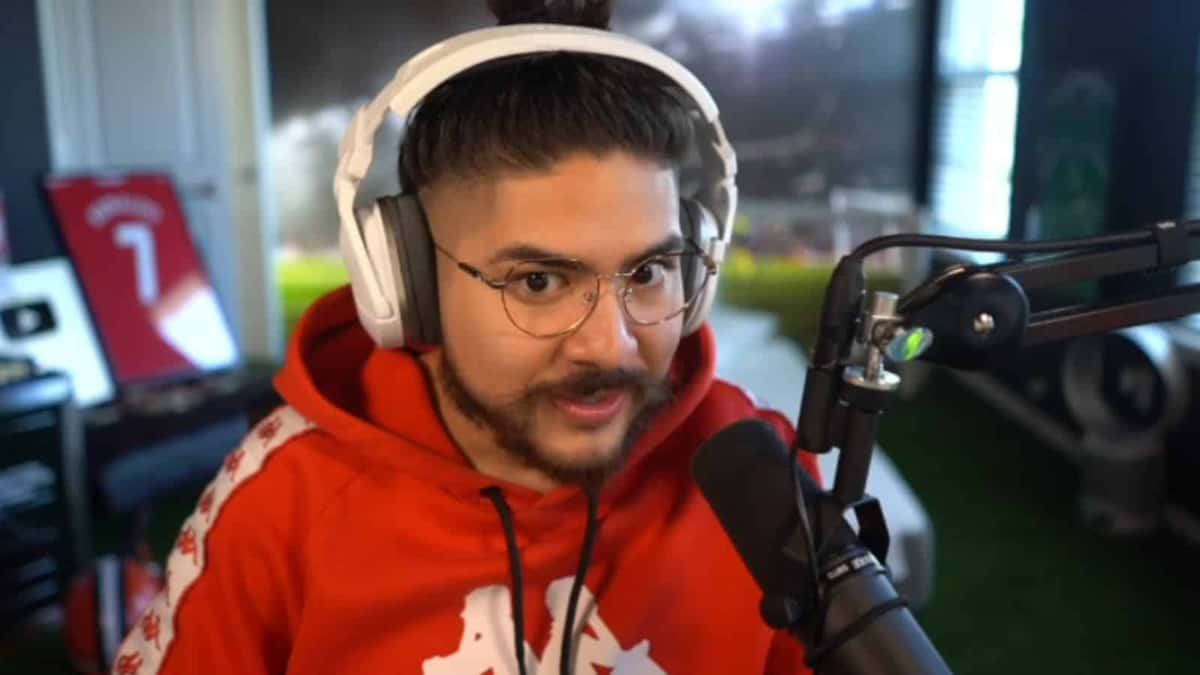 Castro1021 playing FIFA at his streaming setup.