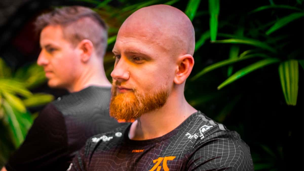 Krimz posting in Fnatic shirt