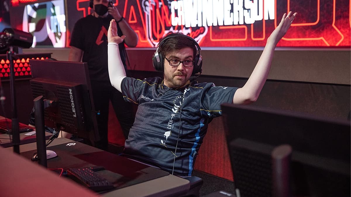 Team Liquid apex legends player Nocturnal shrugging at ALGS Championship