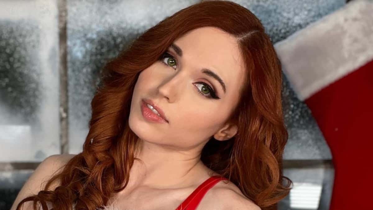 amouranth leaks her phone number for christmas contest