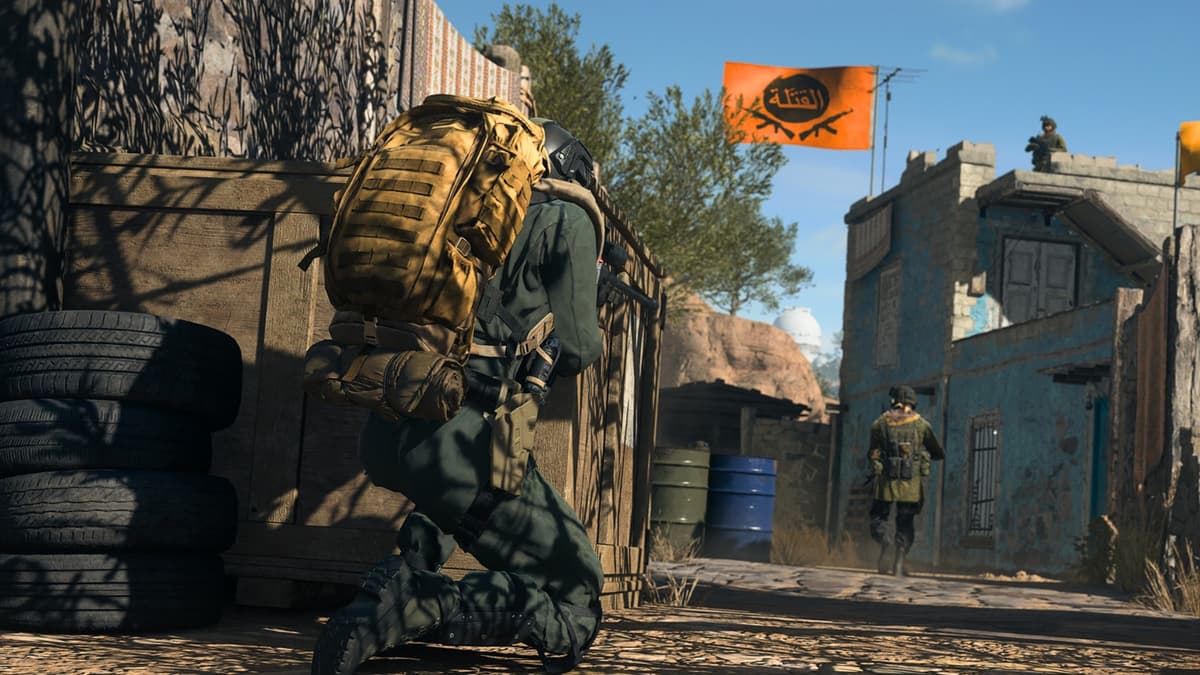 Warzone 2 player prepares for an assassination in close-quarters combat scenario.